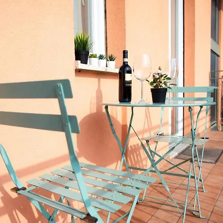 Casina, Close To Train Station Daire *