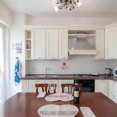 Lejlighed Casina, Close To Train Station *
