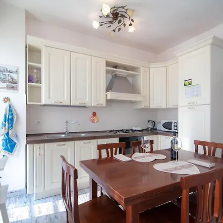 Casina, Close To Train Station كومو